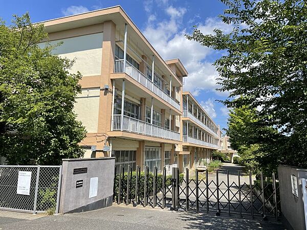 川戸中学校まで　400m　徒歩約5分●組織的な対応を通して学校教育目標の具現化を図るとともに、保護者・地域社会との連携を深め、地域の特性を生かした教育活動を推進