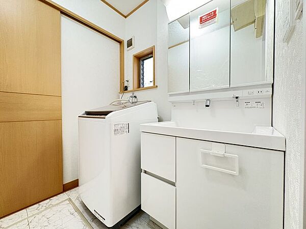 洗面室には窓があるため、明るく換気もできます♪