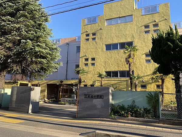 新宿中学校まで　550m　徒歩約7分