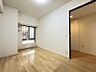 室内：北側に面した窓は、安定した光を部屋にもたらしてくれます。夏場の窓の暑さが苦手な方はこのお部屋がお勧めです。