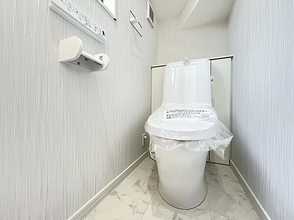 温水洗浄便座でトイレのあとも清潔に。小窓があり、換気ができるのもうれしいポイントです！