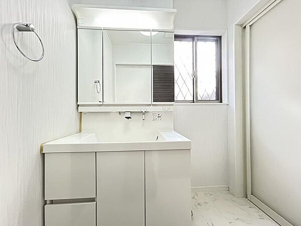 朝の準備がはかどる三面鏡の洗面台です。収納もあり、歯ブラシやワックスなど物が増えやすい洗面台もスッキリ保てますね。