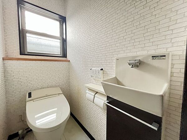 棚のあるトイレは掃除用品やトイレ備品を隠しておけるのでありがたいですね。