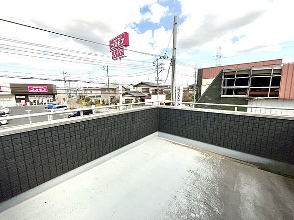 広々とした屋上バルコニー完備。洗濯物干しもゆったり、くつろぎスペースも確保できる。生活に余裕が生まれます