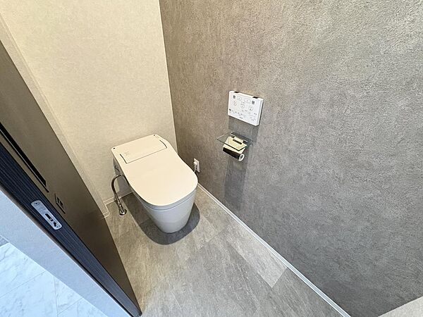 落ち着いたデザインのトイレ空間