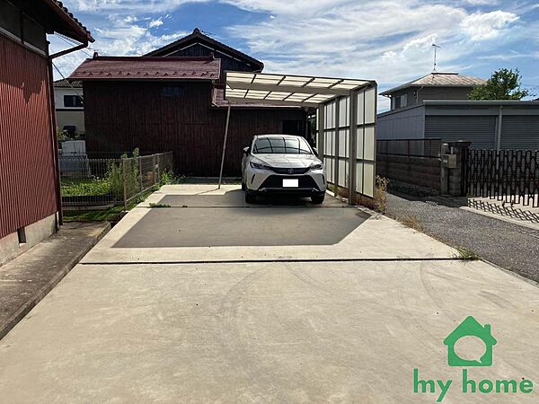 親戚や友達が集まっても、余裕ある駐車スペース。
