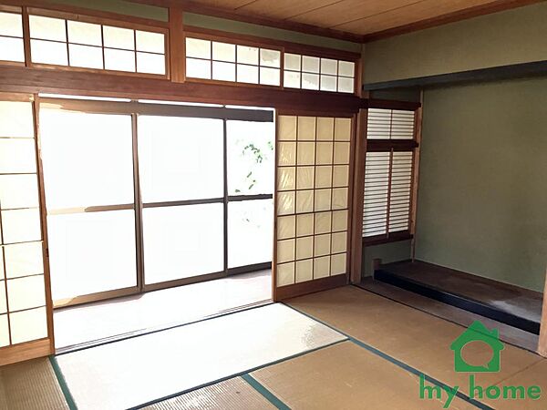 【和室約8帖】縁側から明るい日差し化差し込む約8帖の和室。
