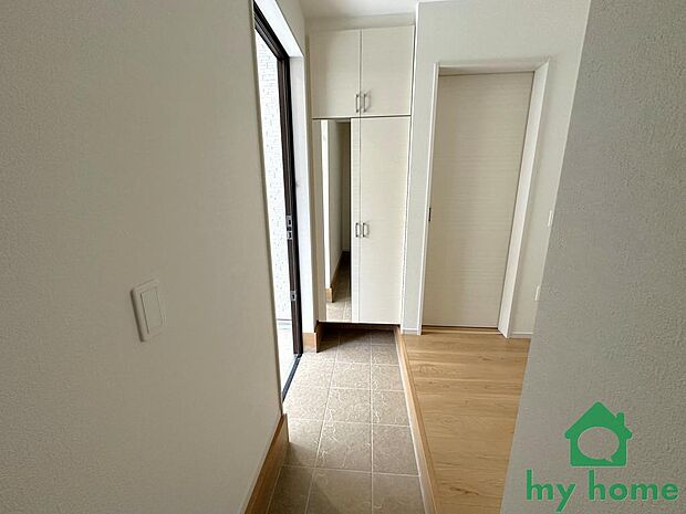 収納豊富な玄関でスッキリ片付く住まい。