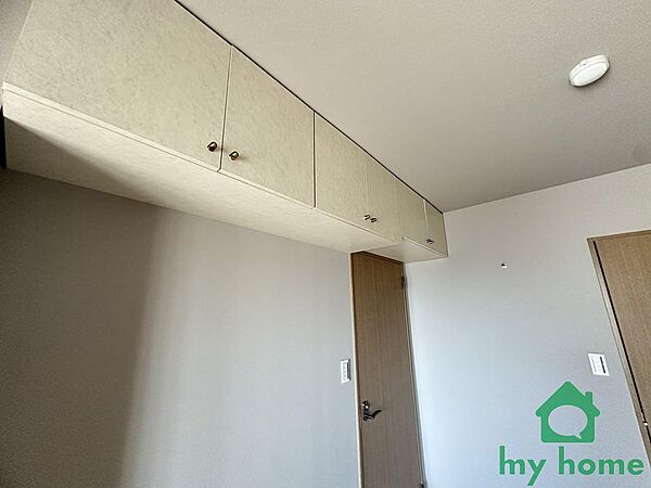 天袋には利用頻度の低いものを収納出来ます。お部屋に圧迫感が生まれないのがうれしいですね。
