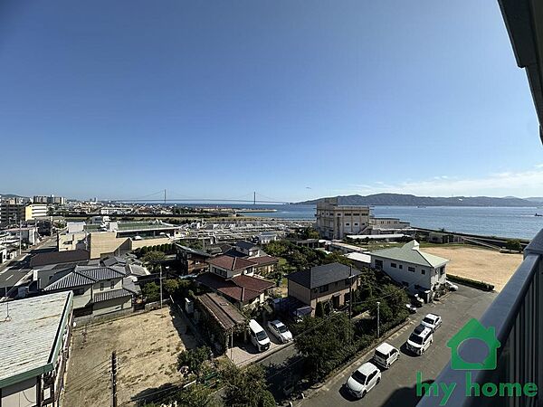 バルコニーからは明石海峡と淡路島を一望できます。