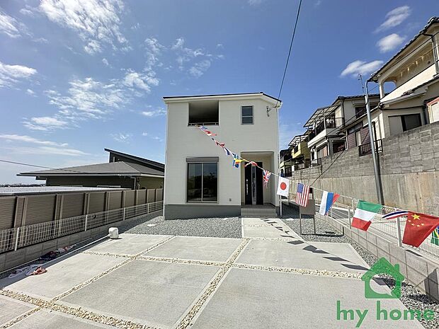 大久保駅アクセス良好の新築戸建。前面道路6.9mで車の出し入れもスムーズな外観デザイン。