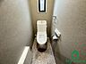 トイレ：【便利な2ヶ所のトイレ】2階にも温水洗浄便座付きのトイレを完備。朝の忙しい時間帯の混雑を解消できるだけでなく、夜中にわざわざ1階まで階段を下りる必要がありません。子育て世帯にも非常に喜ばれる設備です。