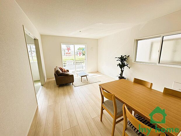 【南西向きの明るい16LDK】 晴れた日は夕方まで照明いらずの明るさ。広々16帖のゆとりある空間で、家族団らんの時間をゆったり過ごせます。