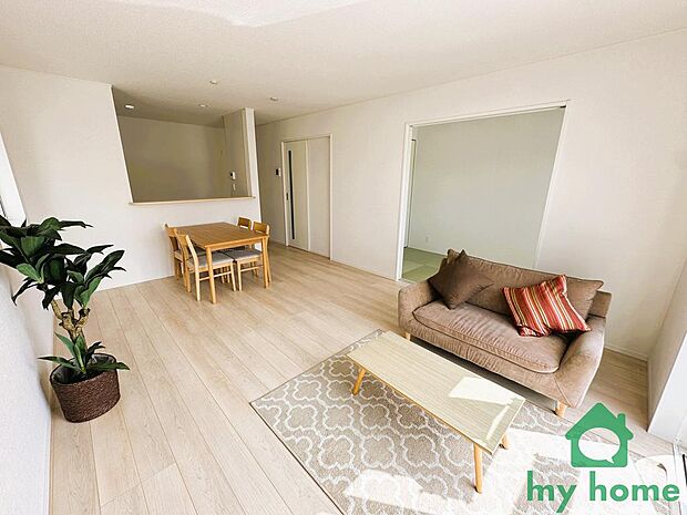 【16帖LDK】南西向きの窓から夕方まで明るい陽光が差し込みます。複層ガラス採用で、結露を抑え一年中快適な温度を保ちます。