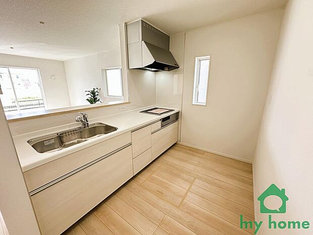 【対面式システムキッチン】リビング全体を見渡せるカウンターキッチン。IHクッキングヒーター仕様で掃除もしやすく、ご家族と会話しながら楽しくお料理ができます。