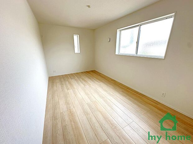 【8帖主寝室】ダブルベッドを置いてもゆとりのある広さ。大容量のウォークインクローゼット完備で、丈の長い洋服もすっきり収納可能です。