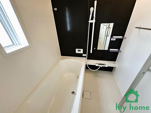 【1坪以上の広々バスタイム】親子で入ってもゆとりのある1.6×1.6mサイズの浴室。足を伸ばして一日の疲れを癒せるリラックス空間です。