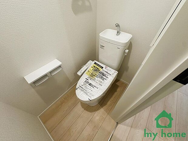 【朝の混雑を解消する2ヶ所設置】1階と2階のそれぞれに温水洗浄便座付きトイレを完備。家族が重なる忙しい朝の時間帯も、ストレスなくスムーズに準備が整います。