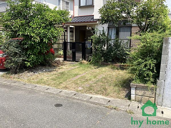 お車をお持ちの方にも嬉しい駐車場完備！前面道路は交通量が少なく広々としているため、運転が苦手な方でも安心して駐車できます。