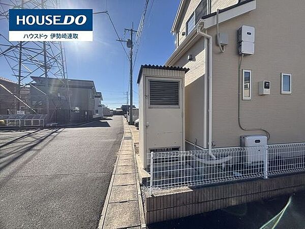 現地は車通りの少ない道路に面しています♪小さなお子様や大切なペットがいるご家庭には、【車通りの量】はマストチェックポイント☆
