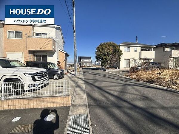 現地は車通りの少ない道路に面しています♪小さなお子様や大切なペットがいるご家庭には、【車通りの量】はマストチェックポイント☆
