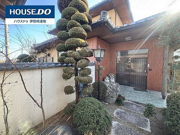 美しい造形松が迎える玄関。丹精込めた庭木が彩る、伝統美に満ちた品格ある邸宅です。