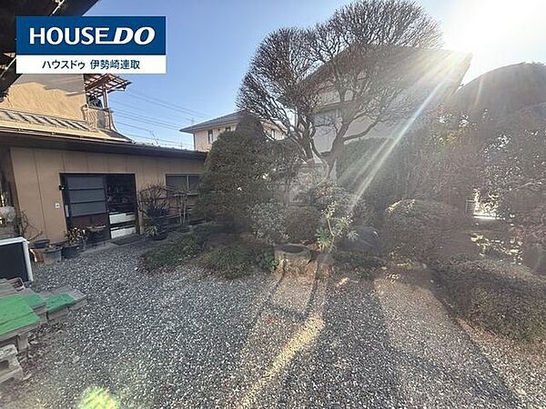陽光溢れる趣豊かな日本庭園。美しい庭木に囲まれた開放的な空間が、心穏やかな時間を叶えます。