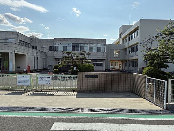 伊勢崎市立殖蓮第二小学校 740m