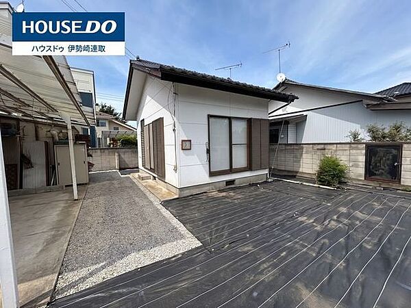 緑豊かなお庭は、お子様の遊び場やガーデニングにぴったりです！木々の隙間から差し込む木漏れ日が心地よく、ベンチを置いて読書を楽しむのも素敵な過ごし方ですね♪