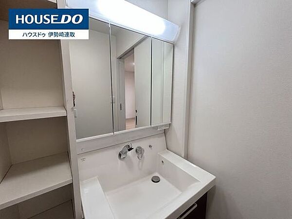 ※プライバシー保護のため売主様の荷物を消してあります。鏡が大きく、身支度もスムーズに行えます。収納スペースもしっかり確保されているため、清潔感のある空間を保てます♪