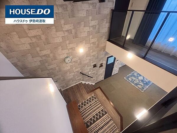 ※プライバシー保護のため売主様の荷物を消してあります。吹き抜け構造になっており、明るい光が階下まで届き、住まい全体がパッと明るい雰囲気に包まれるのが嬉しいですね！