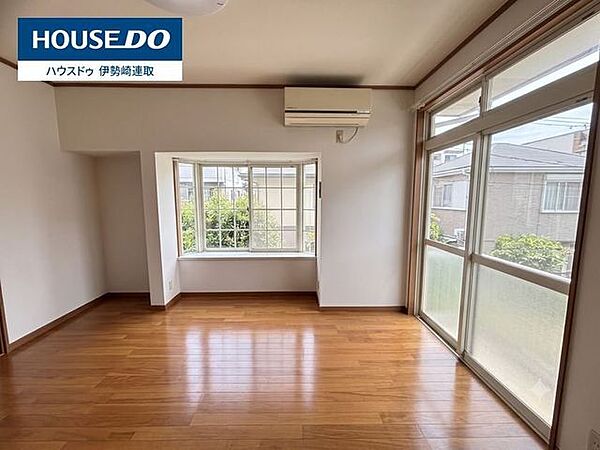 ※プライバシー保護のため売主様の荷物を消してあります。大きな窓から日光が差し込む明るいリビングです！家族の笑い声が聞こえてきそうな、暖かい空間になっています。
