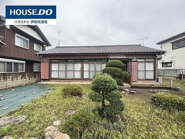 令和8年6月現地撮影緑豊かなお庭は、お子様の遊び場やガーデニングにぴったりです！木々の隙間から差し込む木漏れ日が心地よく、ベンチを置いて読書を楽しむのも素敵な過ごし方ですね♪