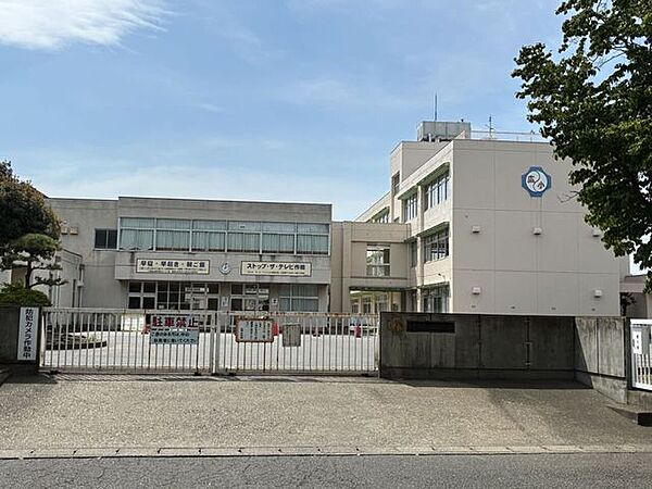 伊勢崎市立広瀬小学校 730m