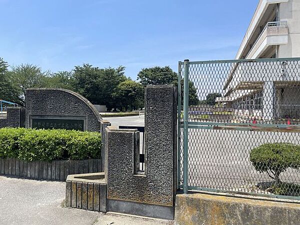 伊勢崎市立あずま北小学校 590m