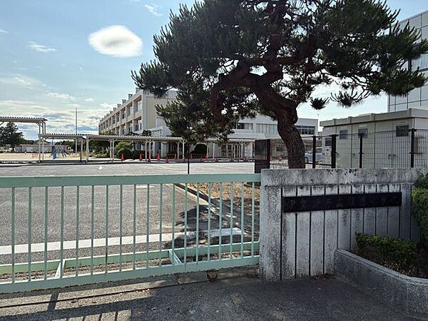 伊勢崎市立殖蓮小学校 790m