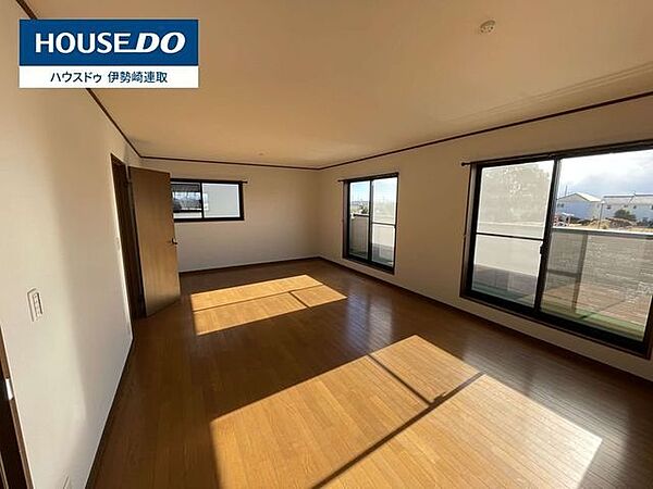 2階南側洋室前面が公園なので陽を遮るものがありません♪（2025年12月撮影）