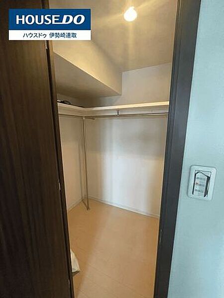 衣類や季節の家電までたっぷり収まる大容量の収納スペース！お部屋に余計な家具を置く必要がないため、居住空間をより広々と有効活用できます。荷物の多い方や衣装持ちの方にも大変嬉しいポイントです。
