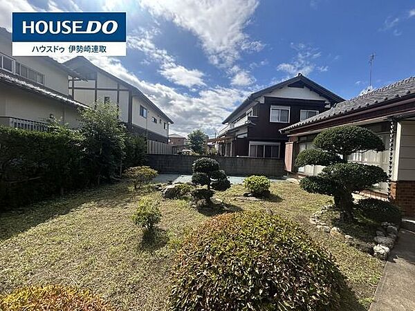 令和8年9月現地撮影緑豊かなお庭は、お子様の遊び場やガーデニングにぴったりです！木々の隙間から差し込む木漏れ日が心地よく、ベンチを置いて読書を楽しむのも素敵な過ごし方ですね♪