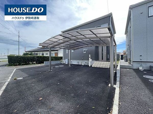 雨の日のお乗り降りや愛車の管理に嬉しい大型カーポートを完備！前面は全面アスファルト舗装された広い敷地で、複数台の並列駐車や車の出し入れもスムーズです。日当たりも良く解放感ある空間です。
