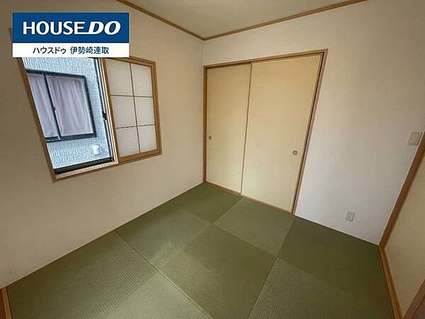 LDKに隣接する5.25帖の落ち着いた和室！布団やおもちゃもしっかり収まる押し入れ付きです。客間としてはもちろん、お子様のお昼寝スペースや家事スペースとしても多目的に大活躍します。