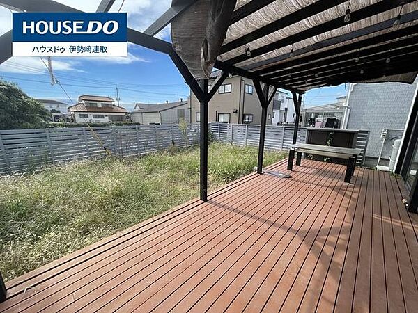 広々とした快適なウッドデッキを完備！屋根付きで日差しを和らげ、テーブルを置いてアウトドアリビングとしても大活躍。お庭でのバーベキューやティータイムなど、ご家族で豊かな時間を過ごせる特別な空間です。