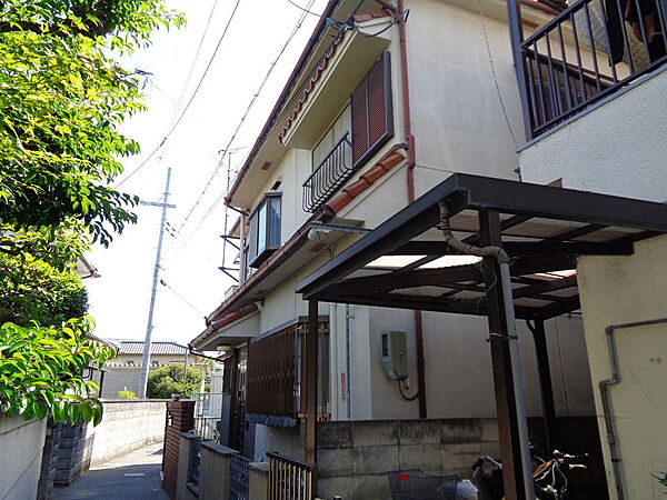 閑静な住宅街にある５ＬＤＫ＋屋根裏収納付きの一戸建てです。駐車スペースは北側１０ｍ先にあります。（所有権）