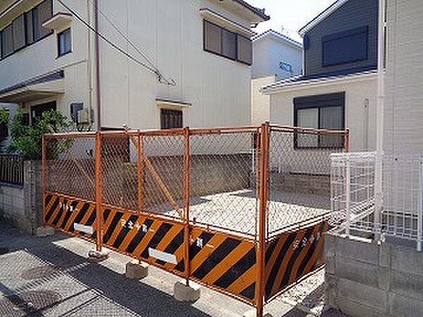 物件より、北側10ｍに駐車スペースがあります。登記記録35m2。本体とのセット販売となります。