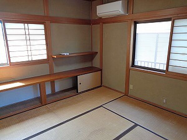 ２階和室　６帖　地袋あり趣と使い勝手の良い造りです。