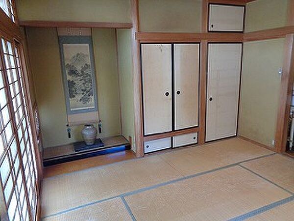１階和室８畳。床の間や仏間があり、装飾も綺麗な癒しのお部屋です