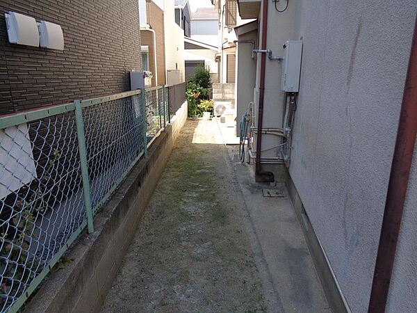 建物裏（西側）に公簿以外の土地があります。幅約１ｍ。過去は水路敷ですが、現在は物件の敷地として利用中。