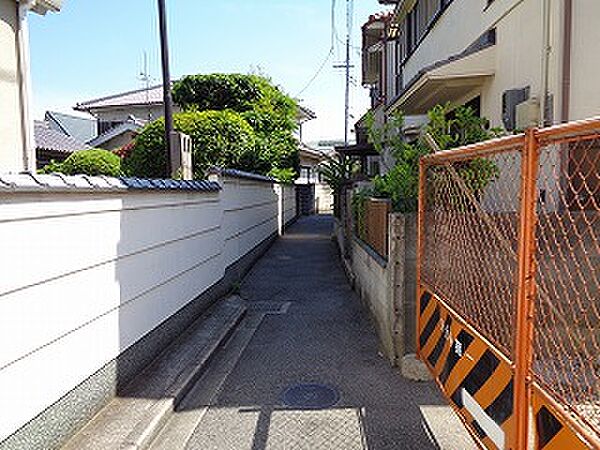 建物前の前面道路。幅員約2ｍ２項道路のため、建替え時は要セットバック