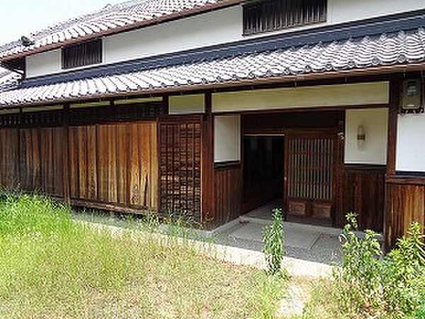 入口は古民家ならではの風情のある景色となってます