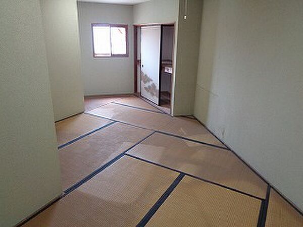２階和室　約10.5帖。押し入れあり